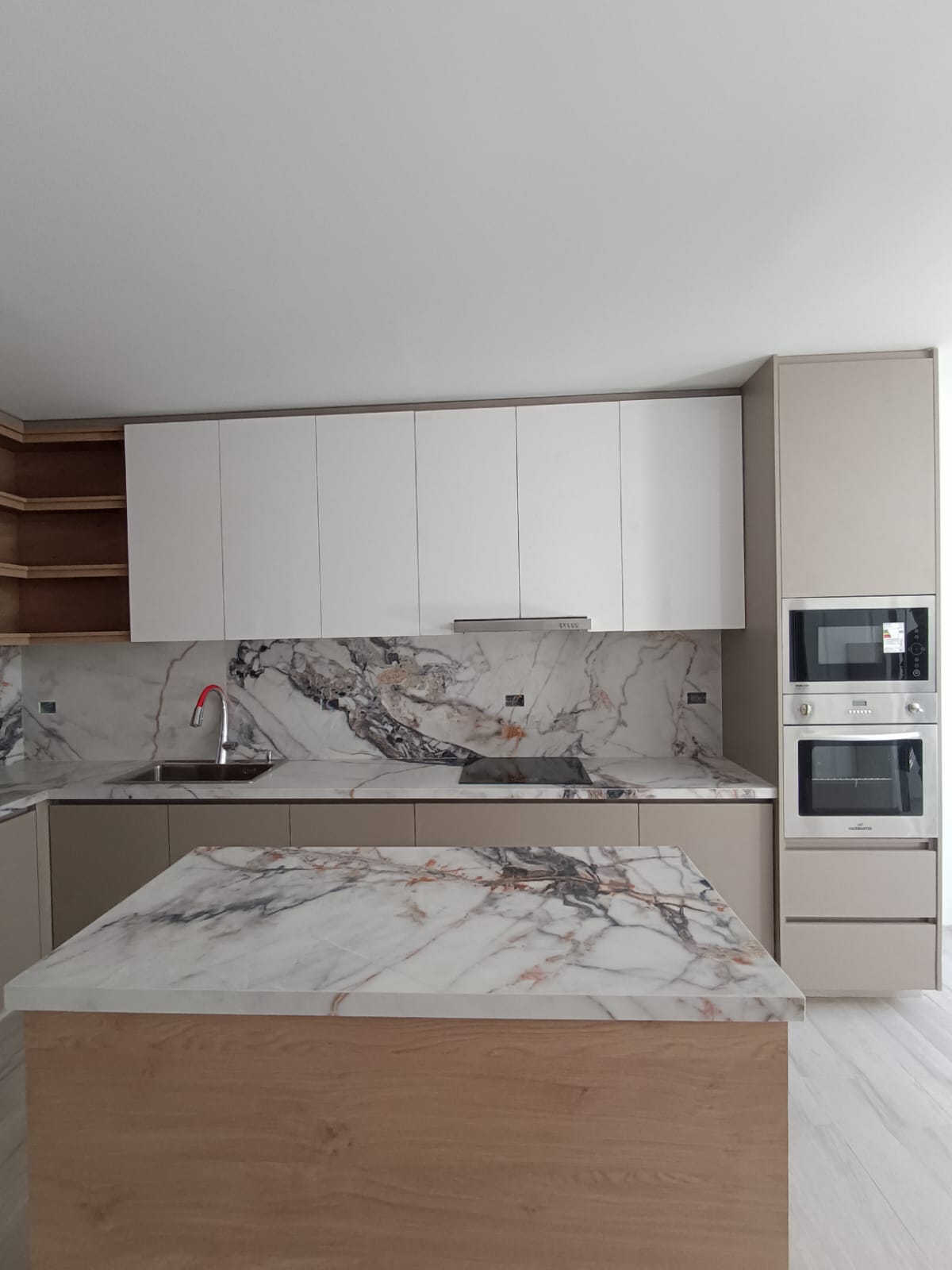 Cocina en Melamina Gris Arcilla & Roble Kendal Coñac